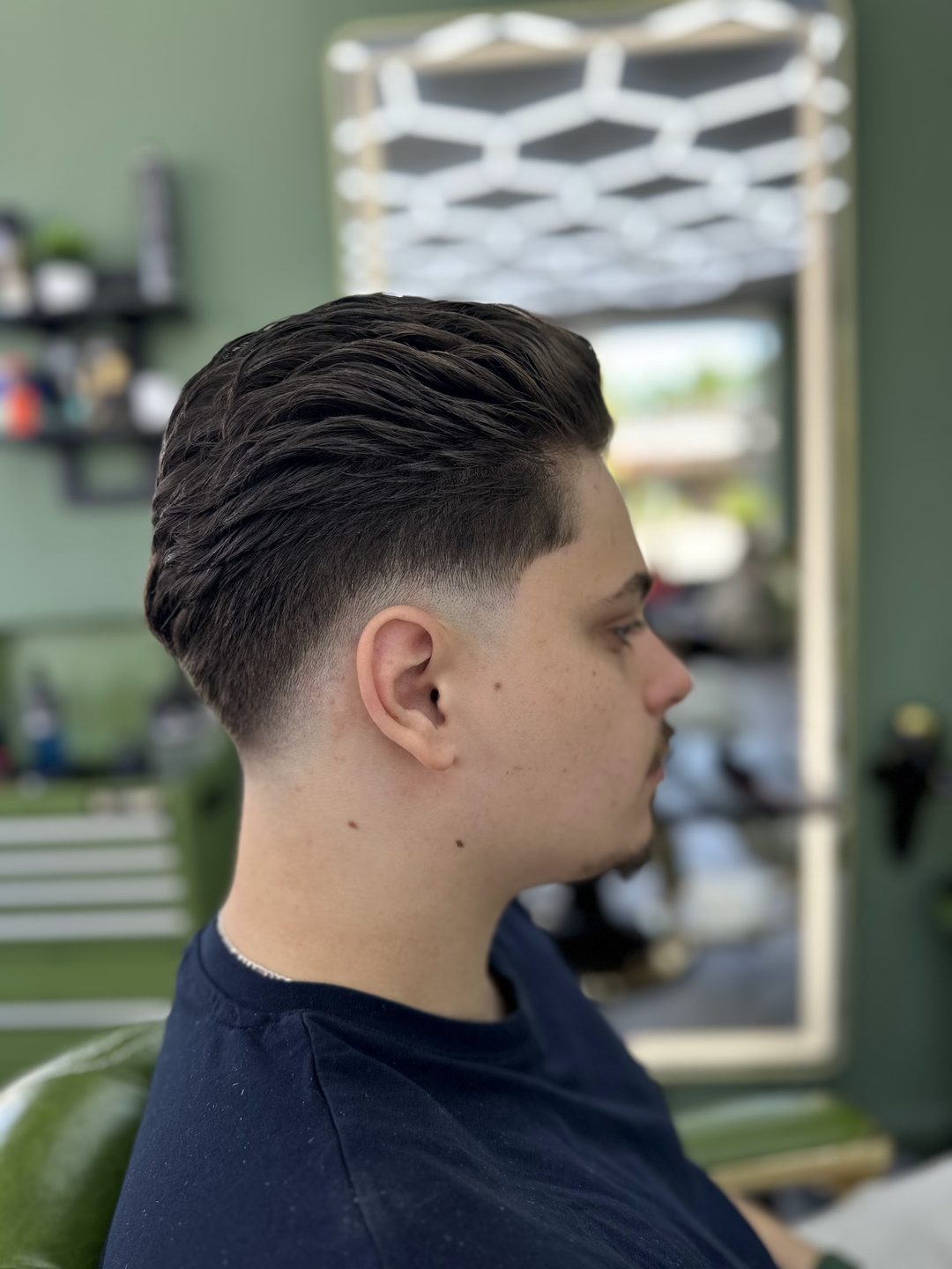 Zurückgekämmt mit Low Fade